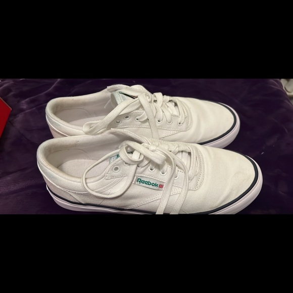 Reebok size 8.5 - Picture 2 of 4